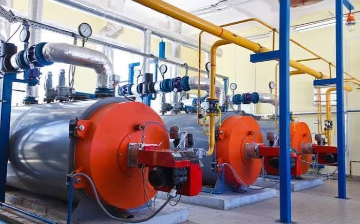 Peralatan pressure vessel di area pabrik