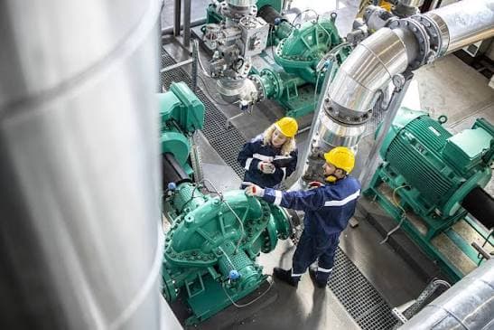 Panel dan mesin di fasilitas manufaktur